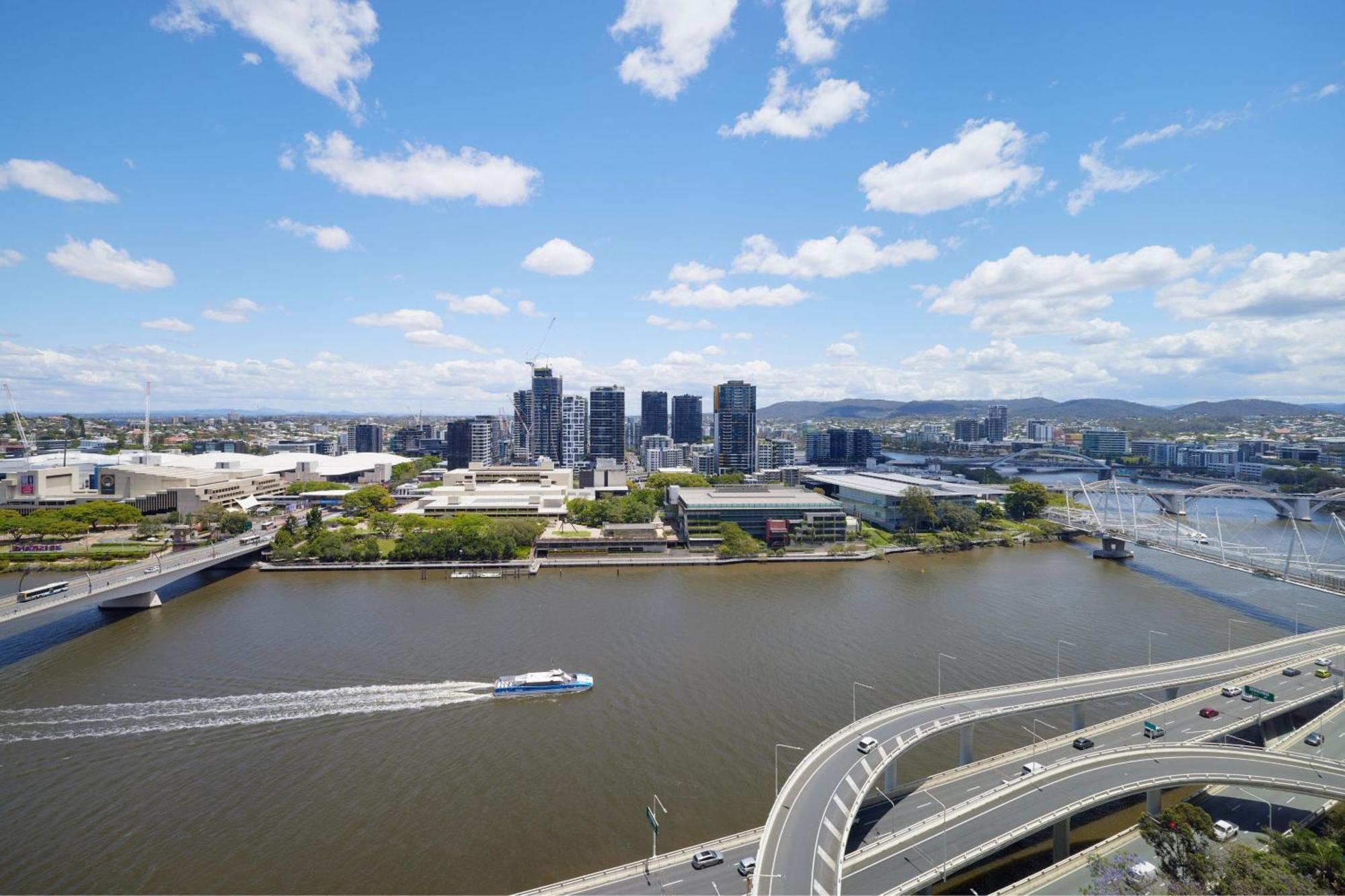 Отель W Брисбен Экстерьер фото Aerial view of the River City skyline